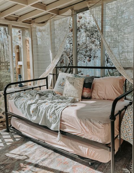 Cottage core beautiful spring time reading nook Wire Daybed Room Ideas, Bee Cottage, Daybed Room, Porch Bed, Cottage Porch, Flat Decor, Metal Curtain, Day Bed, Screened In Porch