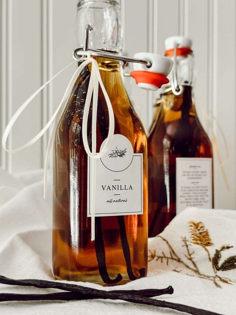 Vanilla Bean Extract Recipe, Bourbon Vanilla Extract, Vanilla Diy, Homemade Bourbon, Make Vanilla Extract, Homemade Potpourri, Vanilla Extract Recipe, Homemade Liquor, Madagascar Vanilla Beans