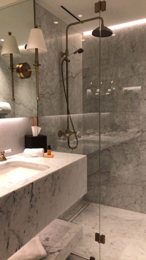 Astethic Bathroom Ideas, Marble Bathroom Aesthetic, Boutique Hotel Bathroom Design, Hotel Bath Aesthetic, Room Design Anime, Pool Bathroom Design, Bathroom Astethic, Marble Hotel Bathroom, Luxury Hotel Bathroom Aesthetic