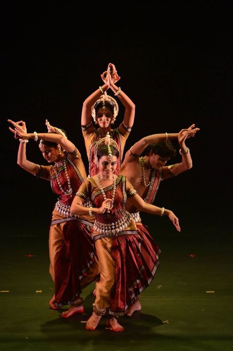 Odissi dancers | Indian classical dance Tamil Culture Photography, Oddisi Dance, Indian Culture Photography, Indian Traditional Dance, Indian Dance Forms, Odissi Dance, Indian Dancing, Tamil Culture, Indian Classical Dancer