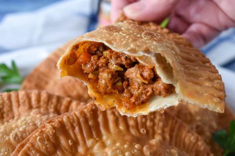 Ground Turkey Empanadas, Apple Pie Empanadas, Turkey Herbs, Turkey Empanadas, Empanada Recipes, Empanada Discs, Boricua Recipes, Beef Empanadas, Game Snacks