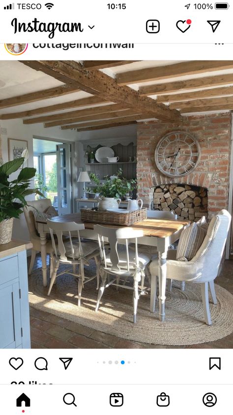 Cottage Dinner Table, Cottage House Interior, English Cottage Interiors, Cozy Cottage Kitchen, Cottage Farmhouse Decor, Cottage Dining Rooms, Cosy Cottage, Family Dining Rooms, Country Dining Rooms