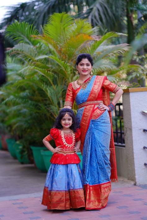 Mom Daughter Matching Dresses Indian, Mother And Daughter Dresses Indian, Family Matching Outfits Indian, Kids Lehanga Design, Langa Blouse, Baby Lehenga, Mom Daughter Matching Dresses, Dress Stitching, Family Dress