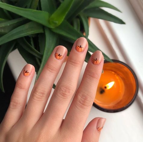 Looking for some cute Thanksgiving nail art or fall nail polish colors? Check out this Instagram roundup for the prettiest and easiest manicure ideas to copy. College Nails, Ongles Beiges, Holloween Nails, Fall Nail Polish, Thanksgiving Nail Art, Nail Polish Colors Fall, Cute Simple Nails, Pumpkin Nails, Thanksgiving Nails