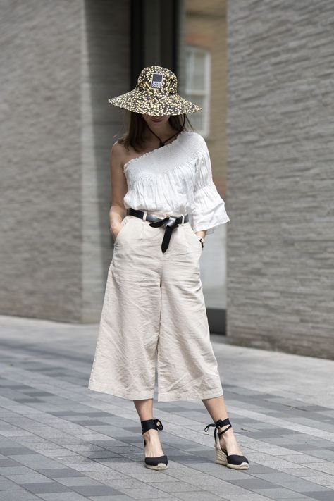 Scarpa moda 2019: le espadrillas con zeppa tendenza Estate 2019elleitalia Simple Midi Dress, Spring Fashion Dresses, Style Casual Chic, Looks Street Style, Summer Chic, Summer Fashion Trends, Girly Fashion, Fashion 2020, Inspired Dress