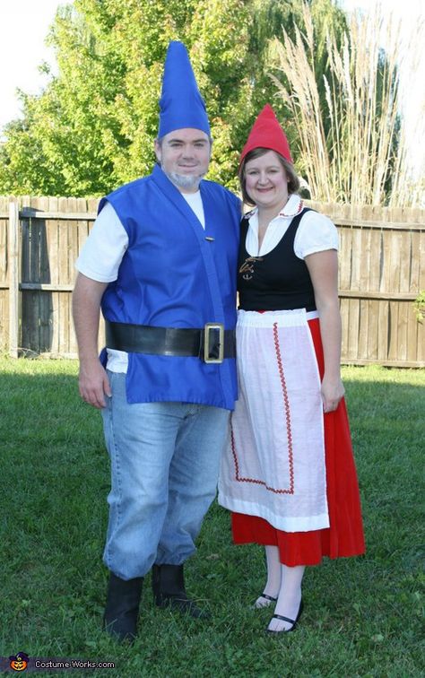 Gnomeo and Juliet - Homemade costumes for couples #halloween #costume Juliet Costume, Gnomeo And Juliet, Garden Gnomes Costume, Costume For Couples, Gnome Costume, Cousin Camp, Costumes For Couples, Office Halloween, Halloween Things