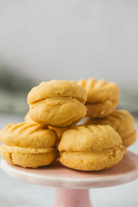 Recipe For Custard, British Biscuit Recipes, Custard Cream Recipe, How To Make Custard, Custard Creams, Oat Biscuits, Custard Cookies, British Biscuits, Biscuits Recipes