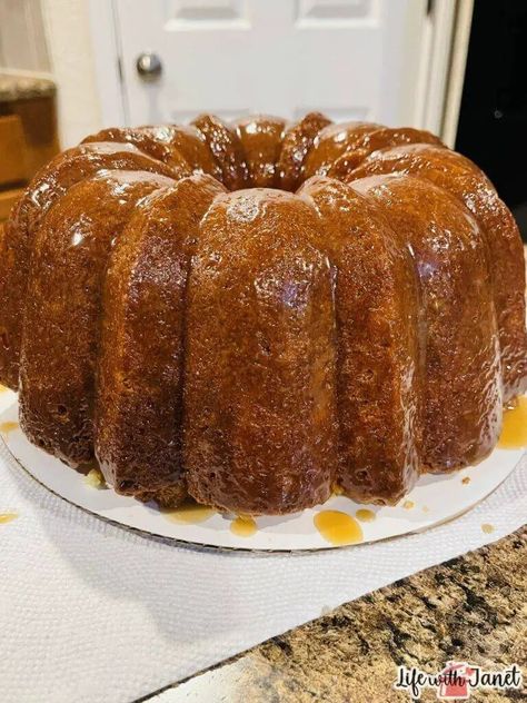 Hennessy Pound Cake Recipe, Rhubarb Bundt Cake, Apocalypse Food, Lemon Rhubarb, Caramel Pound Cake, Brown Sugar Pound Cake, Apple Treats, Apple Cakes, Apple Snacks