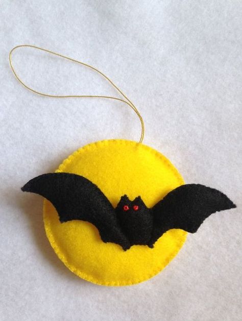 a bold Halloween ornament of felt showing a yellow moon and a bat is classics for this holiday and you can DIY it Felt Halloween Ornaments, Halloween Felt Crafts, Moldes Halloween, Baby Mobil, Halloween Sewing, Adornos Halloween, Halloween 20, Felt Halloween, Halloween Ornaments