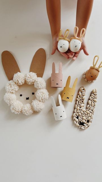 Crafts For Easter, Zoo Activities, Yarn Crafts For Kids, Bunny Theme, Wreath Inspiration, Pom Wreath, Shabby Chic Easter, Bunny Napkins, Easy Easter Decorations