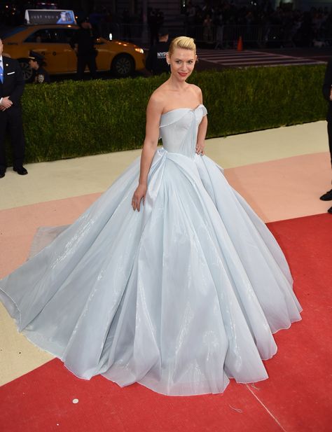 Met Gala 2016: Claire Danes Wearing a light-up Zac Posen gown and Eva Fehren jewelry. Zac Posen Gown, Light Up Dresses, Zac Posen Dress, Met Gala Dresses, Dark Dress, Claire Danes, Marine Uniform, Disney Princess Dresses, Cinderella Dresses