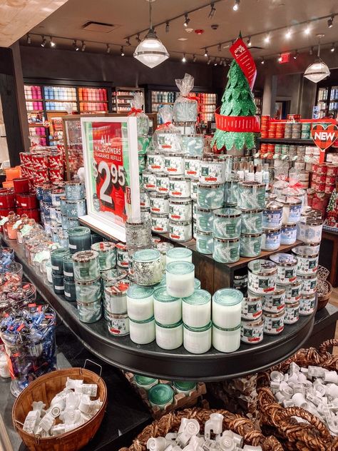 📍Bath & Body Works 🛍️ #preppy #christmas #christmasgiftideas #bathandbodyworks #shopping #christmasshopping #aesthetic Christmas Aesthetic Bath And Body Works, Christmas Gifts Astethic, Christmas Candles Bath And Body Works, Christmas Shower Aesthetic, Bath And Body Works Christmas Aesthetic, Bath Body Works Aesthetic, Winter Bath And Body Works, Fall Bath And Body Works, Christmas Bath And Body Works