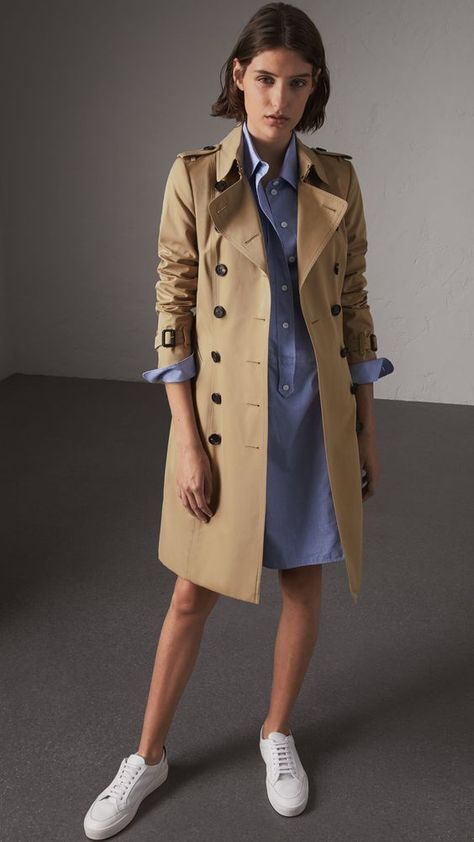 Trench Coat Outfit #trench #coat #trenchcoat #fashionactivation #trenchcoatoutfit #fashiontrends #womanfashion #womanfashionoutfit Trent Coat, Dress Coat Outfit, Silhouette Mode, Burberry Trenchcoat, Trench Coat Outfit, Fashion Silhouette, Burberry Trench, Burberry Trench Coat, Coat Outfit