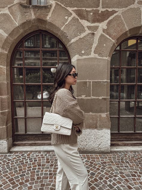 Chanel Classic White Bag Outfit, Cream Chanel Bag, Vintage Chanel Bag Outfit, Beige Chanel Bag Outfits, Cream Handbag Outfit, White Chanel Bag Outfit, Chanel Classic Flap Bag Outfit, Cream Bag Outfit, Chanel Bag Outfit Street Style