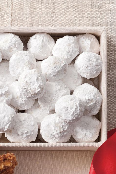 Almond Snowballs | An early Christmas present to you. Christmas means cookies. Lots of cookies. When the season is upon us, it’s time to start thinking what cookies to bake for our family, fill up our cookie tins with for gifts, serve at our potlucks, and munch on as we start wrapping yet another present. Are you going for a festive cookie to decorate with icing and candies or a more subdued cookie that evokes the season with flavors like cinnamon, peppermint, ginger, and—of course—chocolate? We Almond Snowballs, Snowball Christmas Cookies, Almond Crescent Cookies, Snow Cookies, Snowballs Recipe, Ball Cookies, Crescent Cookies, Count Calories, Delish Desserts