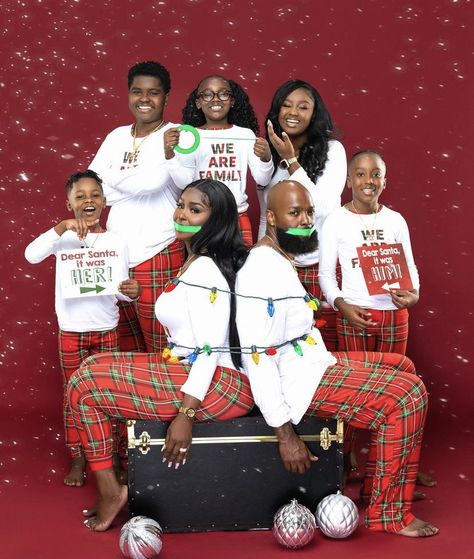 Pijama Christmas Pictures, Family Holiday Pajamas Photo Ideas, Matching Pajama Family Pictures, Christmas Photoshoot Ideas For Family, Black Christmas Pictures Family Photos, Fun Christmas Pictures Family, Pajama Christmas Pictures Family, Christmas Pj Family Photos, Christmas Pj Photoshoot Friends