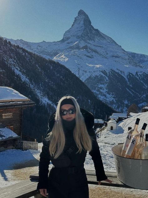 Swiss Alps Apres Ski, Euro Trip Outfits Winter, Skiing Outfits Aesthetic, Cool Skiing Outfit, Colorado December Outfit, Ski Pics Aesthetic, Swiss Winter Aesthetic, Travelling Outfits Winter, Swiss Alps Winter Outfits