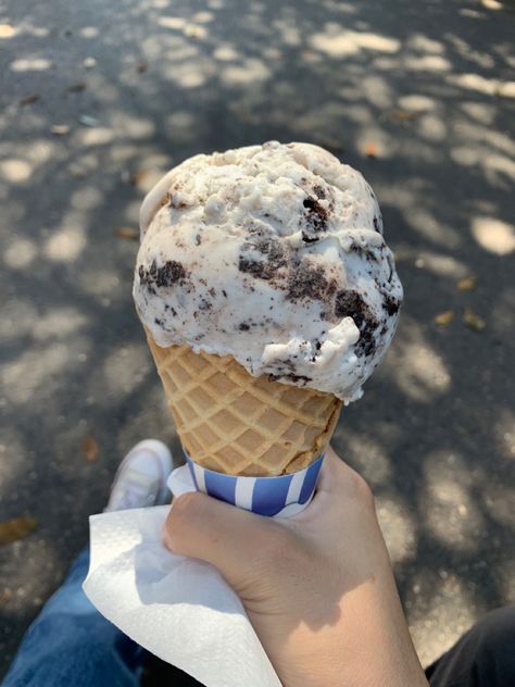 Dairy Queen Sundae, Cookies And Cream Ice Cream Aesthetic, Oreo Ice Cream Aesthetic, Chocolate Ice Cream Aesthetic, Oreo Mcflurry, Aesthetic Ice Cream, Satisfying Pics, Ice Cream Pictures, Ice Cream Aesthetic