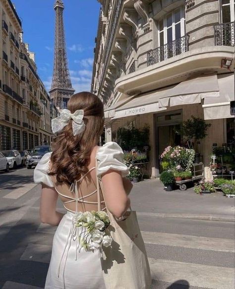 Elegant European Fashion, France Outfit Ideas, France Aesthetic Outfit, Parisian Vibes, Shotting Photo, Europe Outfits, Paris Outfits, Parisian Chic, Look Vintage