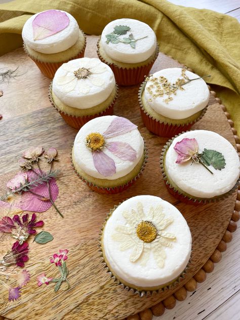 Edible pressed flowers on cupcakes. Perfect foe a bridal shower or baby shower! Garden Wedding Cupcakes, Flower Themed Treats, Wild Flower Wedding Cupcakes, Pressed Flower Cupcakes, Dried Flower Cupcakes, Wildflower Wedding Cupcakes, Bridal Shower Ideas Butterfly, Wildflower Gender Reveal, Cupcakes With Edible Flowers