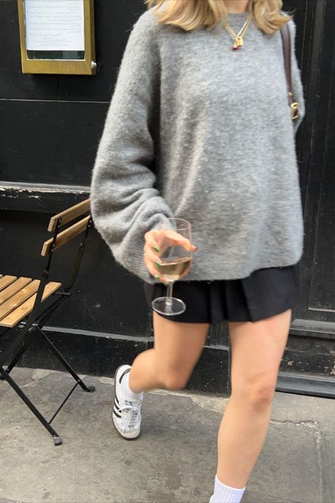 Wine Bar Aesthetic, Mini Skirt And Sweater Outfit, Sweater And Mini Skirt, Style Oversized Sweater, Quiet Luxury Aesthetic, Mini Skirt Outfit Winter, Black Mini Skirt Outfit, Knit Skirt Outfit, Uni Fits