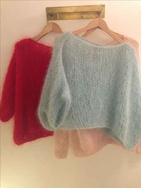 Poncho Knitting Patterns, Fashion Design Patterns, Mohair Knit, Mohair Sweater, Knitted Poncho, Knit Fashion, Sweater Pattern, Knitting Inspiration, Free Knitting