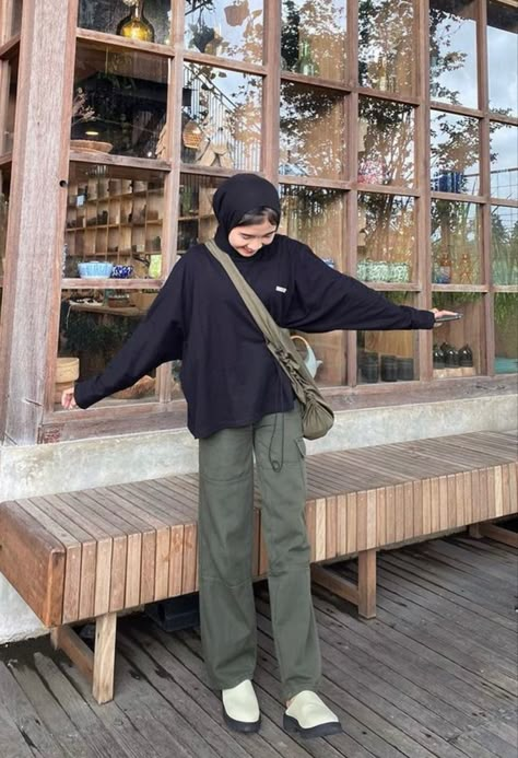 Ootd Boyish, Outfit Celana Cargo, Outfit Ke Kampus, Ootd Campus, Hijabi Summer Outfits, Style Foto, Celana Kargo, Outfit Hijab Casual, Cargo Outfit