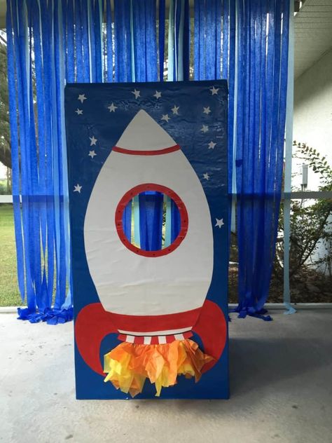 Blast Off Birthday Party, Rocket Photo, Cardboard Rocket, Diy Fotokabine, Diy Rocket, Space Classroom, Space Theme Party, Outer Space Party, Space Activities