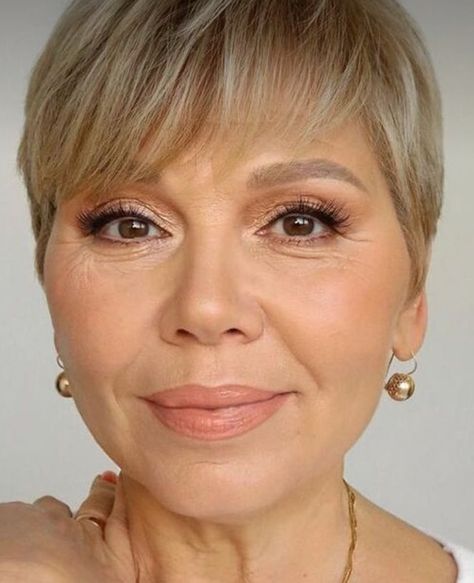 Makeup For Moms Over 40, Makeup Looks For Older Women Over 40, Makeup Señora, Bride Makeup Ideas, Mother Of The Bride Makeup, Mothers Makeup, Mother Of Bride Makeup, Mom Makeup, Wedding Guest Makeup