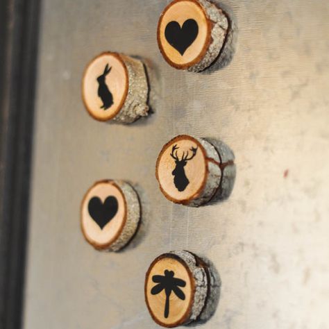 DIY Wood Slice Magnet Tutorial - Suburble.com using your Silhouette CAMEO or Portrait Wood Slice Magnets, Kerajinan Diy, Diy Magnets, Wood Slice Crafts, Woodburning Projects, Wood Burning Crafts, Creation Deco, Wood Burning Art, Country Crafts