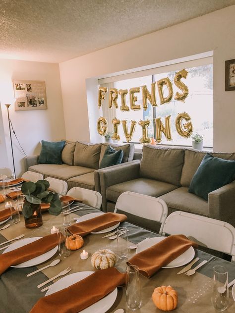 Friendsgiving Aesthetic Outside, Friendsgiving Dishes To Share, Things To Do At A Friendsgiving, Casual Friendsgiving, Cousingiving Decorations, Friendsgiving Apartment, Diy Friendsgiving, Party Decor For Adults, Friendsgiving Party Ideas Decorations