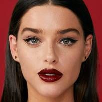 Makeup Bibir, Dark Red Lipstick, Red Lipstick Makeup Looks, Red Lipstick Looks, Black Eyeliner Pencil, Lipstick Dark Red, Red Lips Makeup Look, Burgundy Lips, Perfect Red Lips