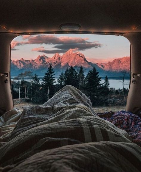 By committing to the van movement, people are making major life decisions. Quitting jobs. Cancelling leases. Emptying their parents' bank accounts. Everything in exchange for a nomadic #VanLife on four wheels. Documenting the pretty side of their daily adventures, Instagram account @project.vanlife is sharing their stories through dreamy photos. Van Life Aesthetic, Camping Aesthetic, Van Living, Adventure Aesthetic, Travel Van, Destination Voyage, Camping Life, Camping Experience, Camping Hacks