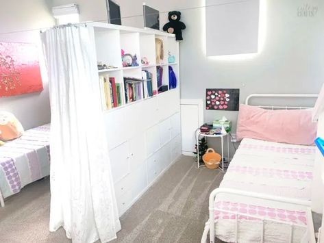 Sharing Room Privacy Ideas, Shared Room Separate Spaces, Divider Bedroom Ideas, Ideas To Split A Bedroom, Split Shared Bedroom, Splitting Bedroom Into Two, Divide Kids Room Shared Bedrooms, Ways To Divide A Bedroom, Sister Bedroom Ideas Shared Rooms Small Spaces