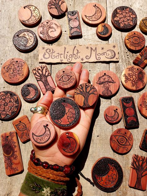 Wood Burning Easy Ideas, Dremel Crafts Woodworking, Handmade Wooden Jewelry, Bohemian Style Design, Driftwood Art Diy, Craft Festival, Woodburning Projects, Witch Diy, Wood Burning Crafts