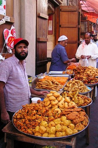 Street food: India New York Street Food, Tawa Pulao Recipes, World Street Food, Food Basics, Desi Street Food, Mumbai Street Food, Street Food Market, Indian Street Food Recipes, Chaat Recipe