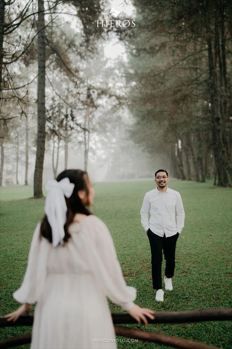 Cory & Eben, Romantisme di hutan pinus. Ide Prewedding Outdoor, Prewedding Pose Outdoor, Prewed Casual Outdoor, Prawedding Konsep Outdoor, Outdoor Prewedding Ideas, Forest Prewedding, Konsep Prewedding Outdoor, Pose Prewedding Outdoor, Outdoor Couple Poses