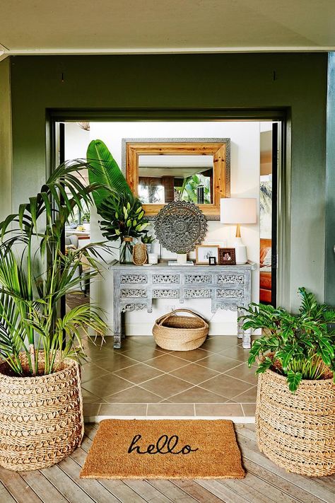 A mix of exotic or tribal homewares add to the Balinese-style entryway. | Photo: Will Horner Balinese Interior, Bali Style Home, Bali Decor, Balinese Decor, Tropical Interior, Tropical Home Decor, Inviting Home, Tropical Houses, Decoration Inspiration