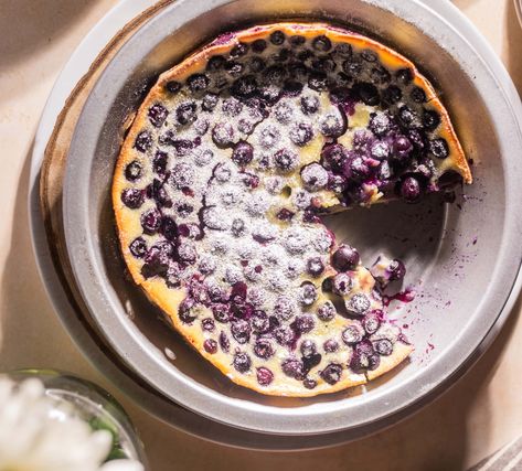 Easy Homemade Blueberry Clafoutis Recipe Whole Foods Grocery Store, Blueberry Clafoutis, Clafoutis Recipe, Blueberry Pudding, Clafoutis Recipes, Vegeterian Recipes, Julia Child Recipes, Breakfast Fruit, Desserts Fruit