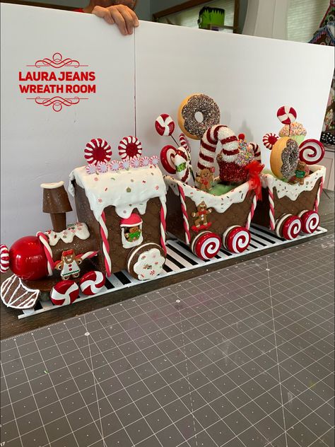 Train Christmas Decorations, Candy Trains For Christmas, Gingerbread Train Diy, Christmas Present Train, Gingerbread Train Ideas, Christmas Train Diy, Christmas Candy Train, Christmas Candy Store, Diy Gingerbread Decorations