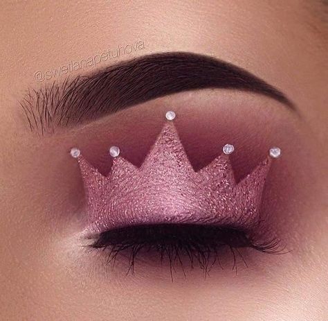 Princess crown eyeshadow Crown Eyeshadow, Rosa Make-up, Halloween Make-up Looks, Make Up Designs, Mekap Mata, Party Make-up, Dead Makeup, Eye Makeup Steps, Makijaż Smokey Eye