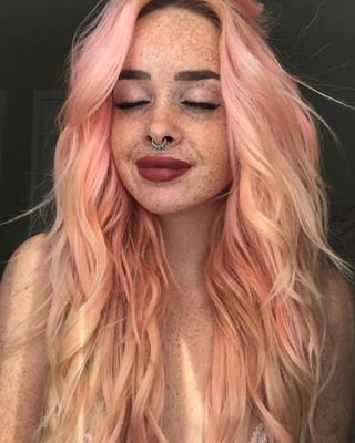 This rose gold beauty. | 19 Women Who Prove Freckles Are So Damn Beautiful Pastel Hair, Ombre Hair Colour, Blorange Hair, Pastel Pink Hair Color, Peach Hair Colors, Pastel Pink Hair, Peach Hair, Ombré Hair, Ombre Hair Color