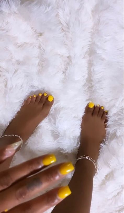 Yellow Toes, Jamaica Nails, Yellow Toe Nails, Metallic Nails Design, Brown Acrylic Nails, Gel Toe Nails, Acrylic Toes, Acrylic Toe Nails, Toe Nail Color