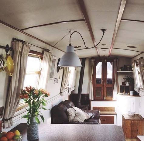 Tiny boat Modern Narrowboat Interior, Living In A Boat, Live Aboard Boats, Living On A Boat Aesthetic, Narrow Boat Interior Ideas, Narrow Boat Interior, House Boat Interior, Houseboat Interiors, Narrowboat Life