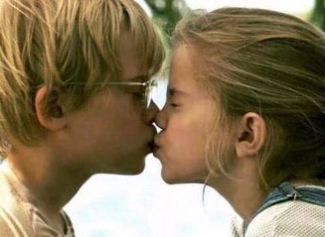 young love Movie Kisses, Macaulay Culkin, Movies Worth Watching, History Humor, Girl Movies, Awkward Moments, First Kiss, I Love Girls, Keanu Reeves