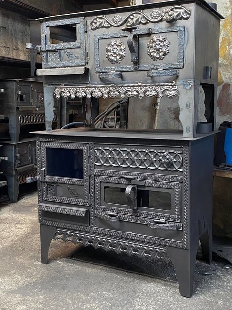 Fireplace Oven, Antique Kitchen Stoves, Pit Cooking, Wood Burning Cook Stove, Mountain Home Exterior, Coal Stove, Fire Pit Cooking, Stoves Cookers, Oven Stove