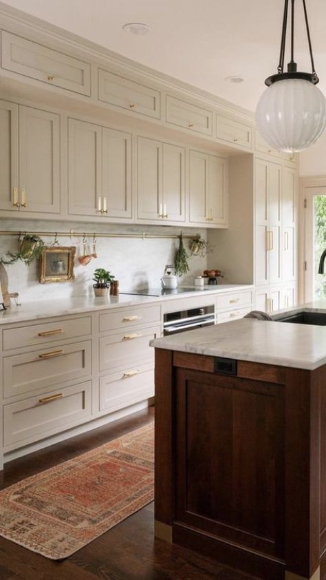 Beige Kitchen Cabinets, Beige Kitchen, Sink Kitchen, Classic Kitchen, Wood Kitchen Cabinets, Kitchen Cabinet Colors, Kitchen Inspiration Design, Kitchen Redo, Updated Kitchen