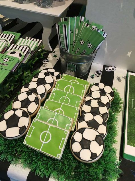 Soccer birthday party | CatchMyParty.com Soccer Party Theme Ideas, Soccer Bday Party, Juventus Birthday Party Ideas, Fifa Birthday Party, Football Soccer Party Decorations, Fifa Birthday Party Ideas, Fifa Party Ideas, Soccer Ball Birthday Party Ideas, Fifa Themed Birthday Party