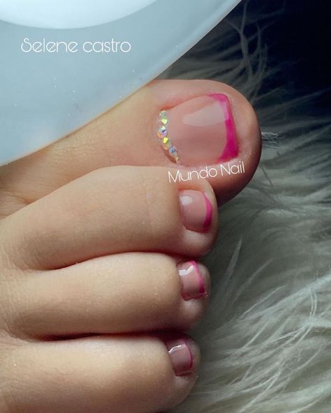 French Pedicure Ideas Summer, Hot Pink Pedicure, Toes Nails Colors, Toes Nails Ideas, Toe Nail Designs For Summer, Pedicure Rosa, Toes Nail Art, Foot Nail Art, Pink Pedicure