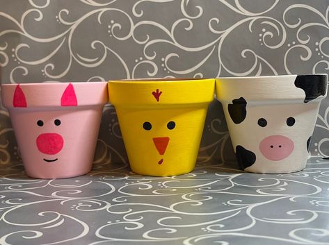 Chicken Flower Pot, Cow Clay Pots, Easy Flower Pot Painting Ideas, Pig Flower Pot, Pots With Faces, Terracotta Pot Animals, Terracotta Animal Pots, Magnet Painting, Painted Cats Terracotta Flower Pot